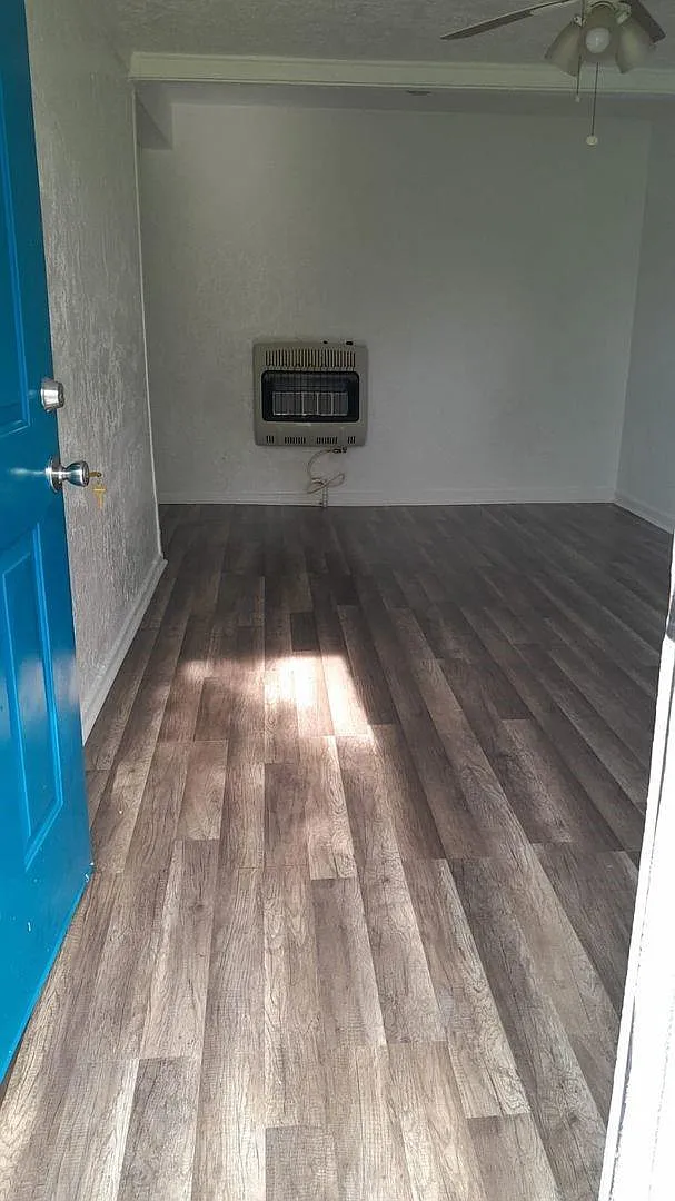 2 bed, 1.0 bath, 4200 sqft, $995 — Photo 2