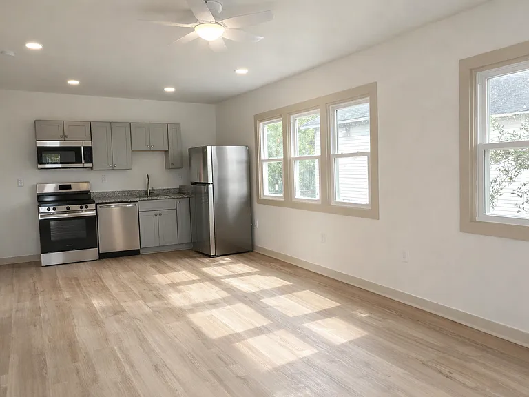 720 Spain St #2B — Photo 3