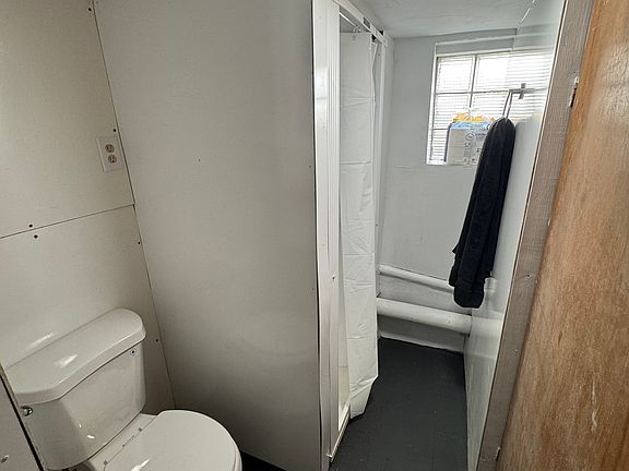 5th image of 2358 Hamilton Ave #3