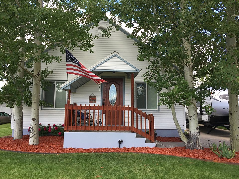 Entrance and front yard. 