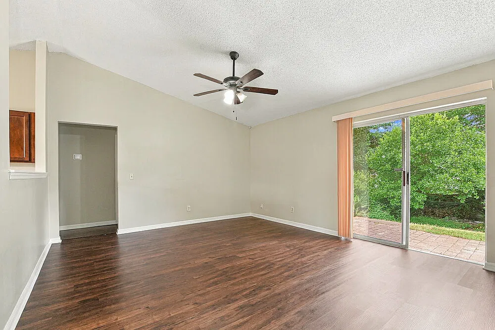 3 bed, 2.0 bath, 1627 sqft, $2,055 — Photo 3