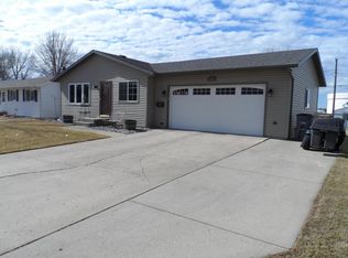 627 Appletree Ln, Moorhead, MN 56560