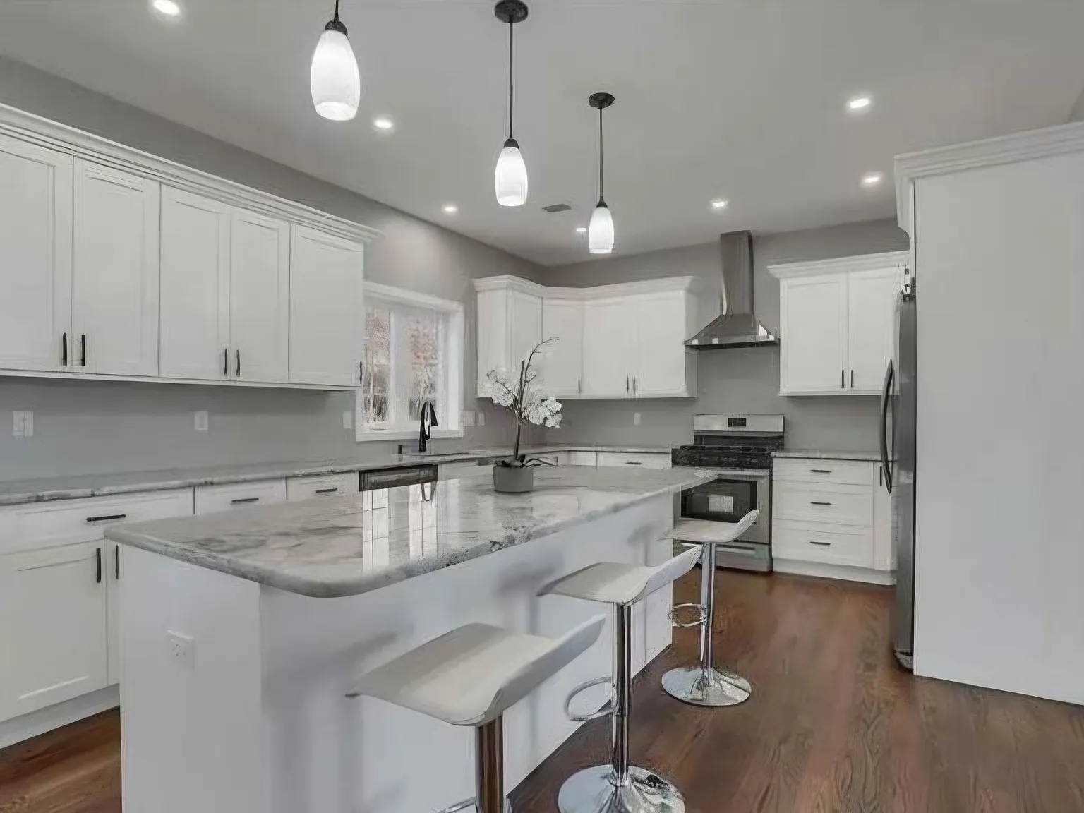 4 bed, 2406 sqft, $4,500 — Photo 2