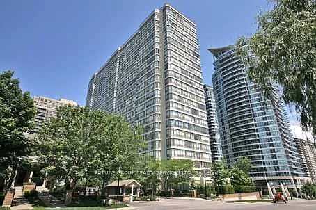 55 Elm Dr W — Photo 2
