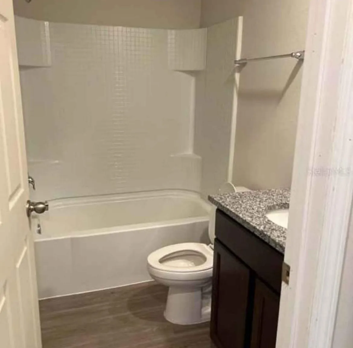 2 bed, 1000 sqft, $1,575 — Photo 3
