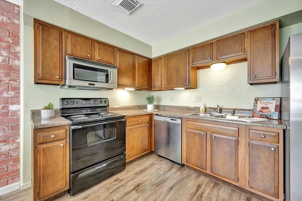 2 bed, 1.5 bath, 912 sqft, $1,600 — Photo 3