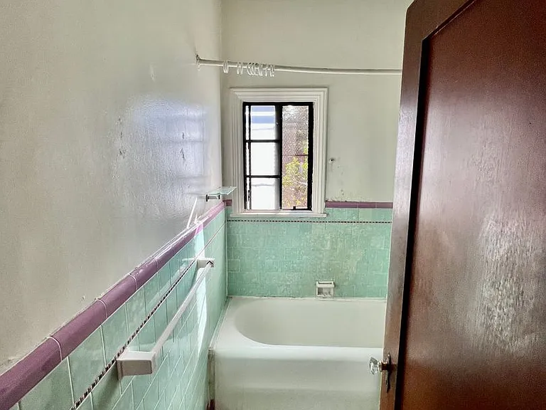 367 N Orange Grove Ave — Photo 3