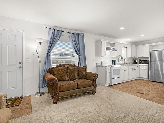 5th image of 703 SE Neptune Ave