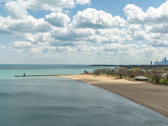 2nd image of 5901 N Sheridan Rd APT 9C