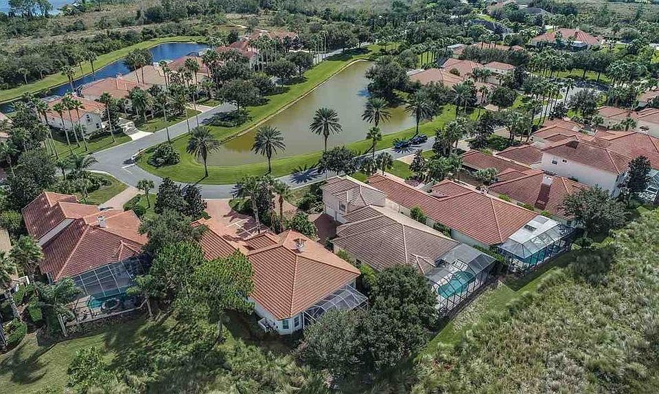 Elegant cul de sac w/ pond