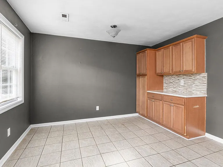 633 W 29th St — Photo 12