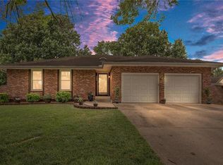 1504 NE Oak Tree Dr, Lees Summit, MO 64086