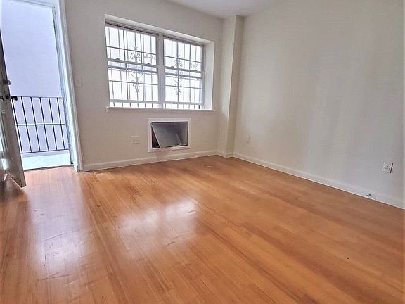 4th image of 190 Macon St #B
