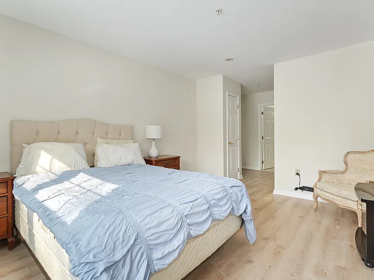 107 Sutton Dr #107 — Photo 5