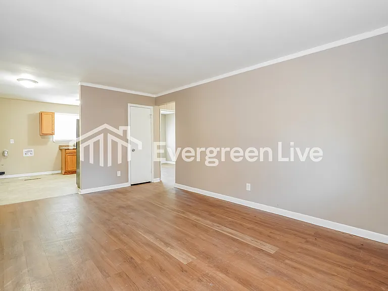 1634 Huxley Dr — Photo 2