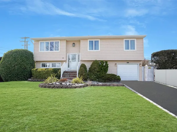 18 Harding Road, Copiague, NY 11726