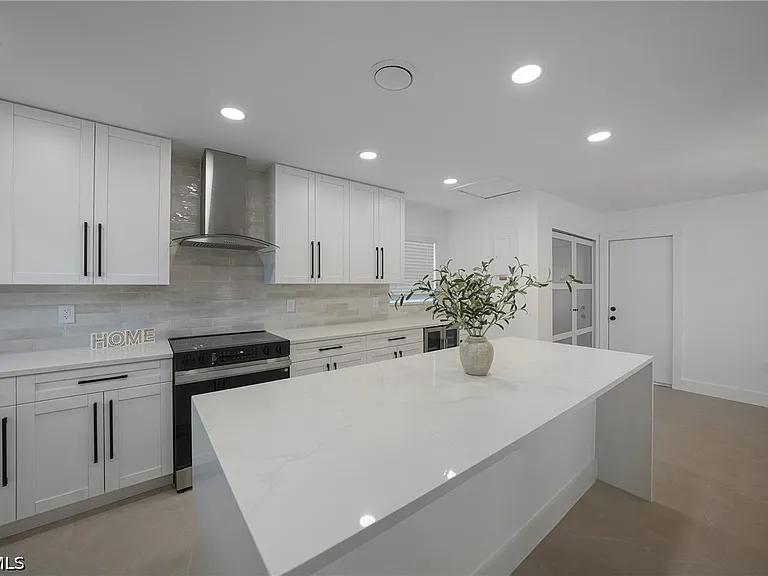 27381 Voyageur Dr — Photo 3
