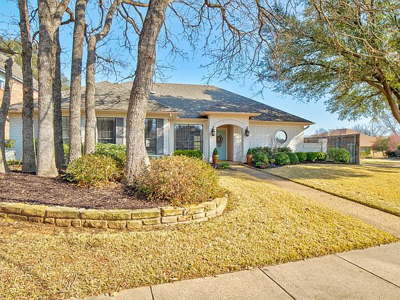 2nd image of 2900 Creekview Cir