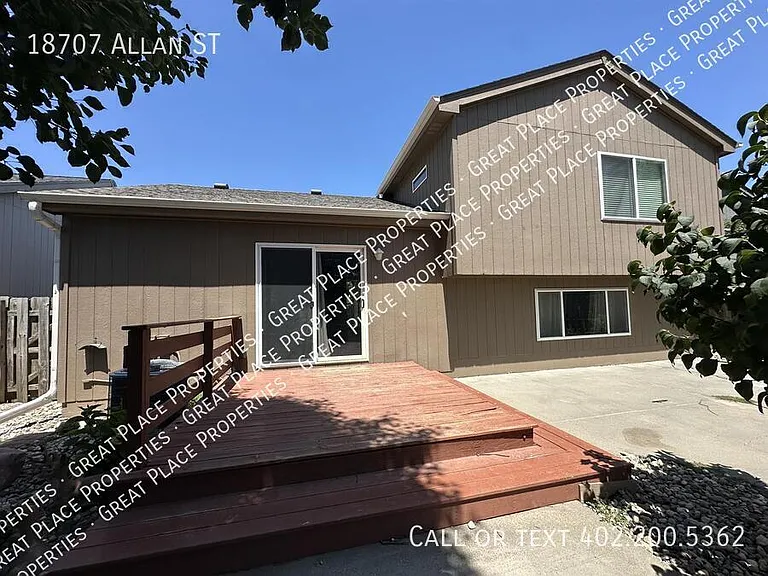 18707 Allan St — Photo 7