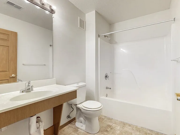Platinum Valley Apartments — Photo 59