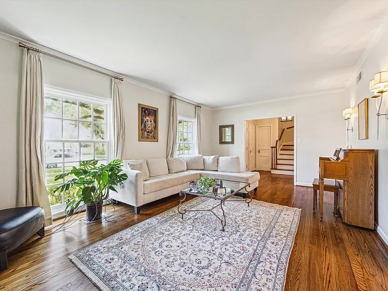 2510 Locke Ln — Photo 4