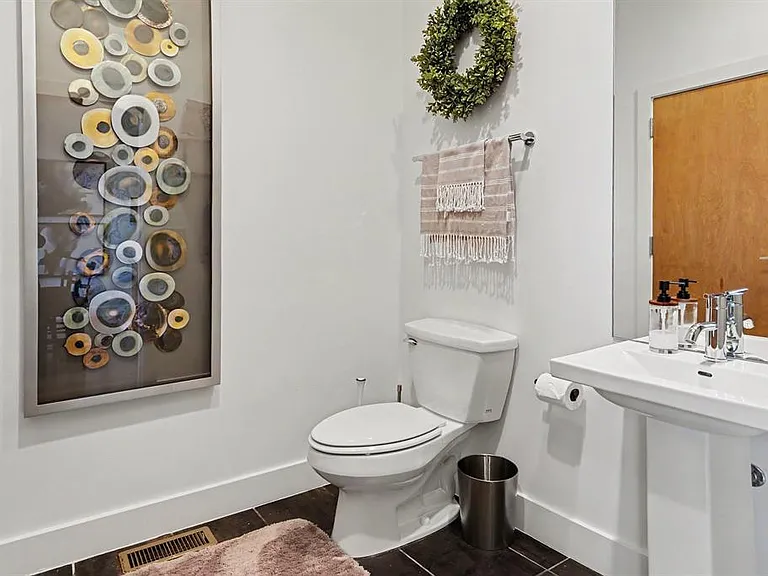 321 NE 4th St #32 — Photo 17