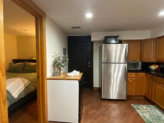 4th image of 2118 W Belmont Ave