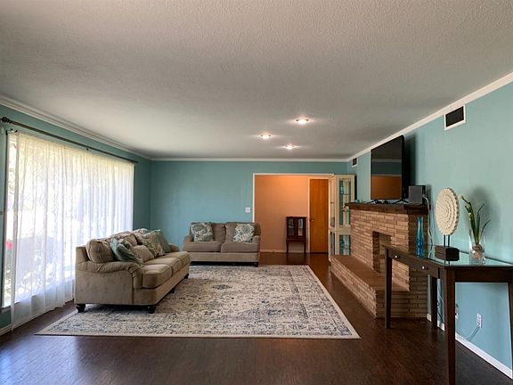 3rd image of 1800 W Park Dr