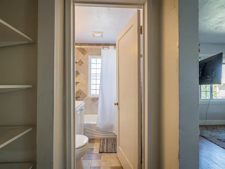 909 W 28th St — Photo 14