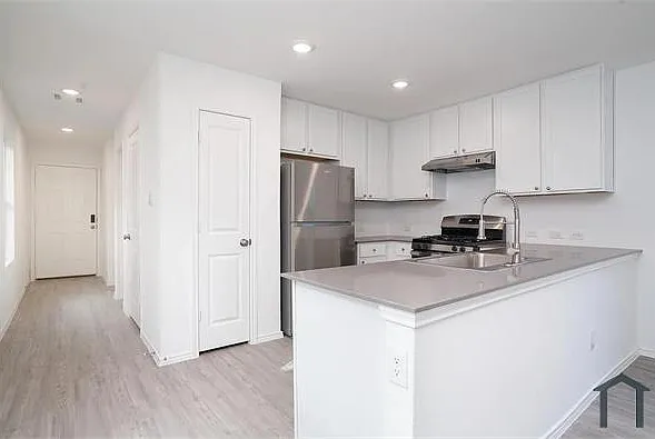 10921 Presa Way — Photo 6