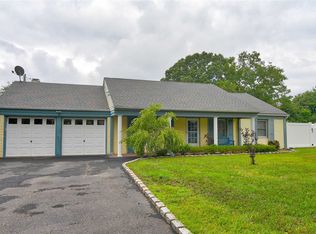 16 Holly Hill Ln, Coram, NY 11727