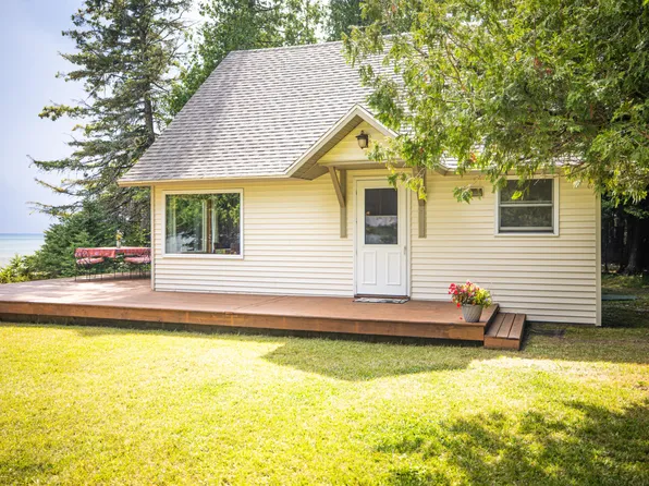 11297 Beach Rd, Naubinway, MI 49762