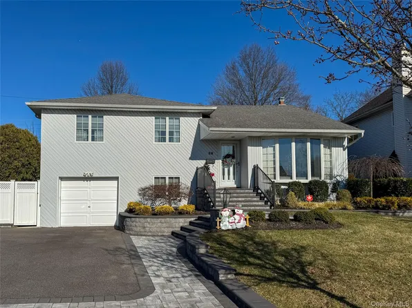 28 Garden Circle, Syosset, NY 11791