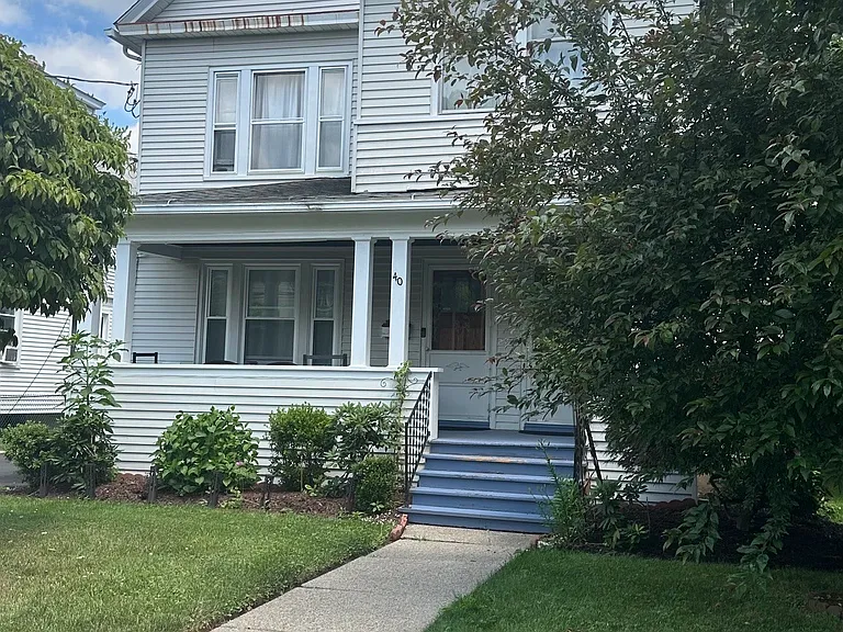 40 Quaker Ln S — Photo 2