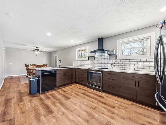 5th image of 40 Woodland Dr