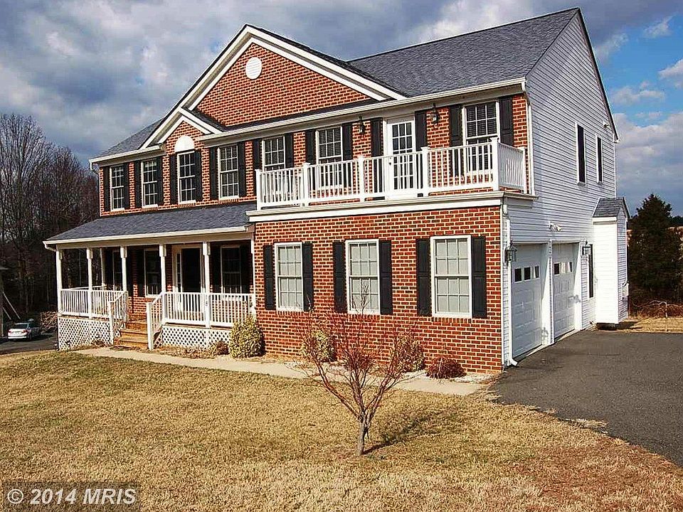 Beautiful newer Colonial