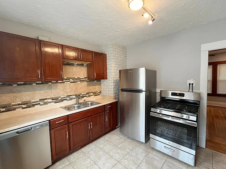 151 Carmel Rd #UPPER — Photo 1