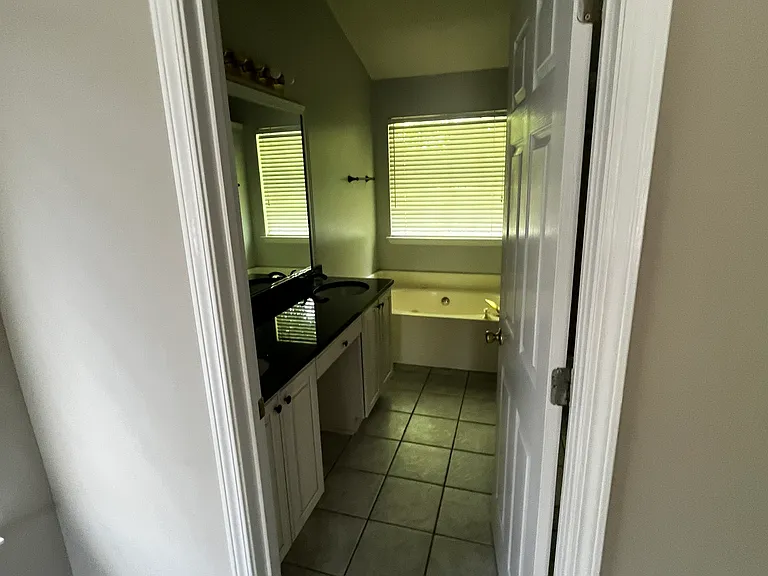 Master bath - Tub / Separate Shower - Walk-in Closet