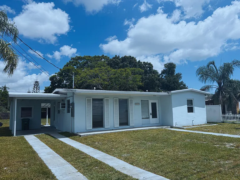 213 NE Prima Vista Blvd — Photo 2