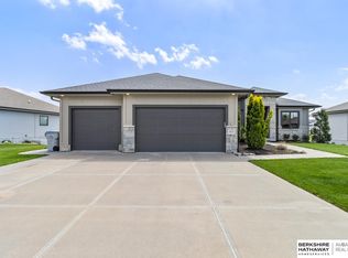611 Brentwood Dr, Gretna, NE 68028