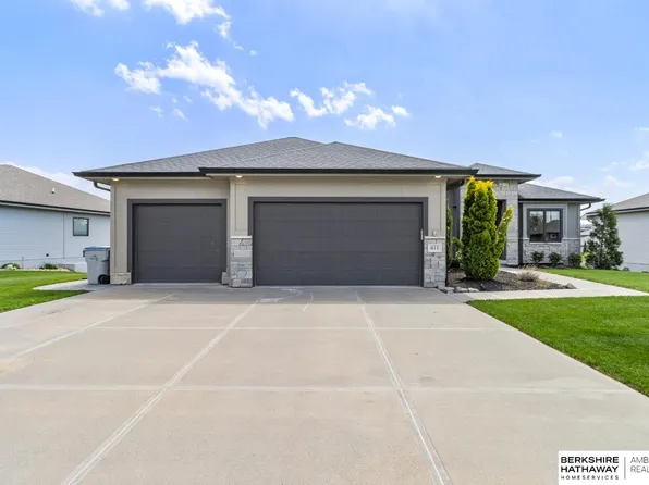 611 Brentwood Dr, Gretna, NE 68028