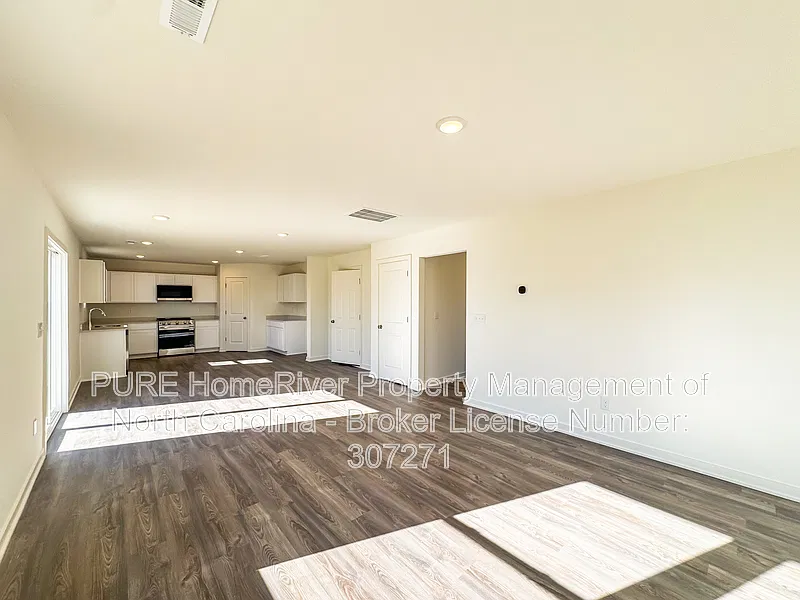 4 bed, 2.5 bath, 2014 sqft, $2,025 — Photo 3