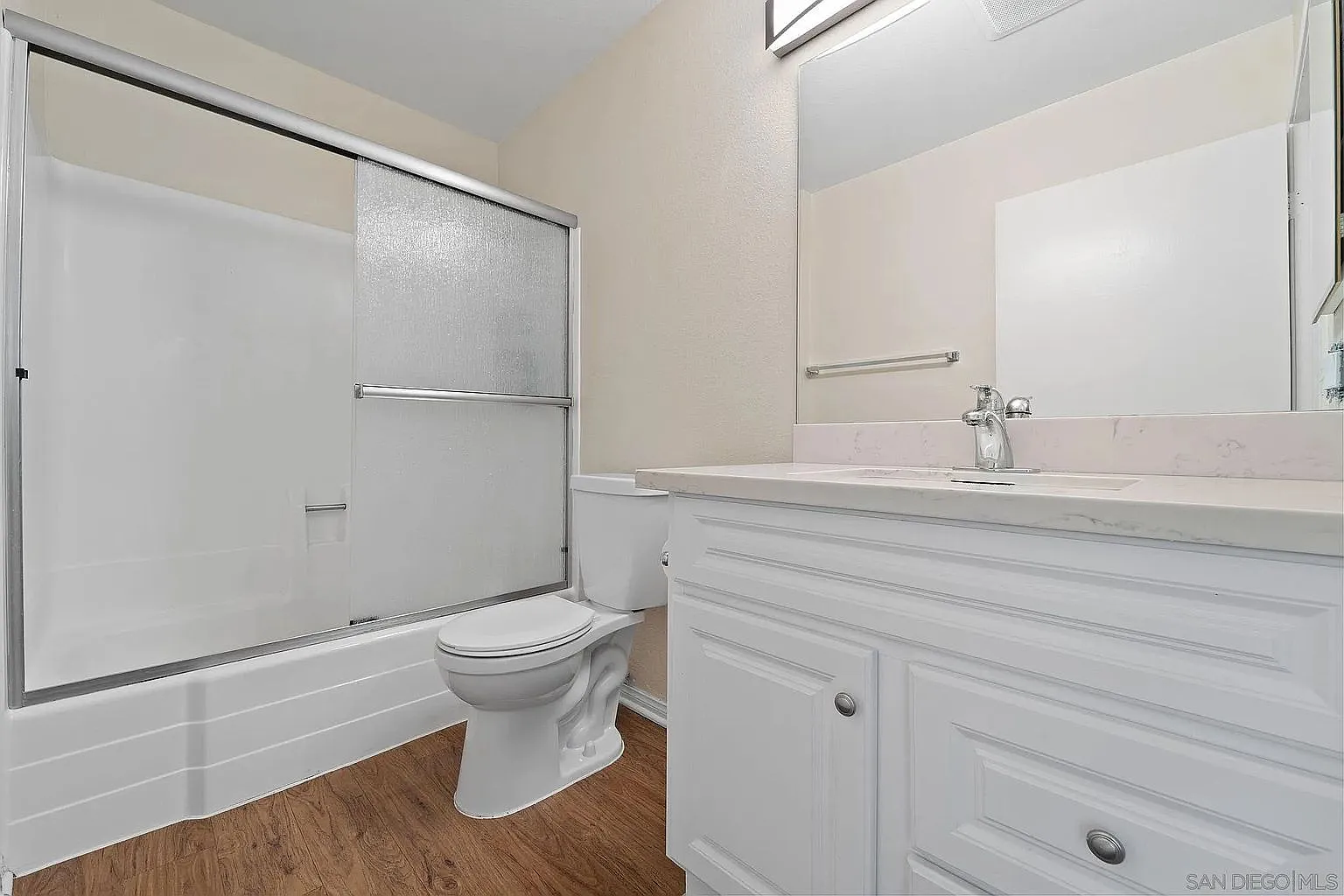 2 bed, 726 sqft, $2,700 — Photo 2