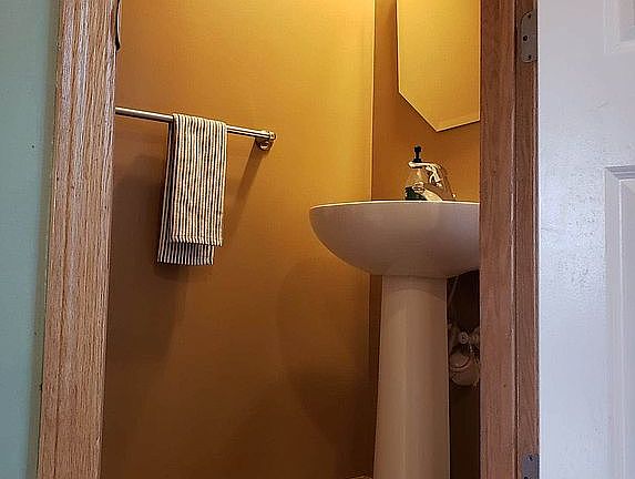 Lowe level 1/2 bathroom