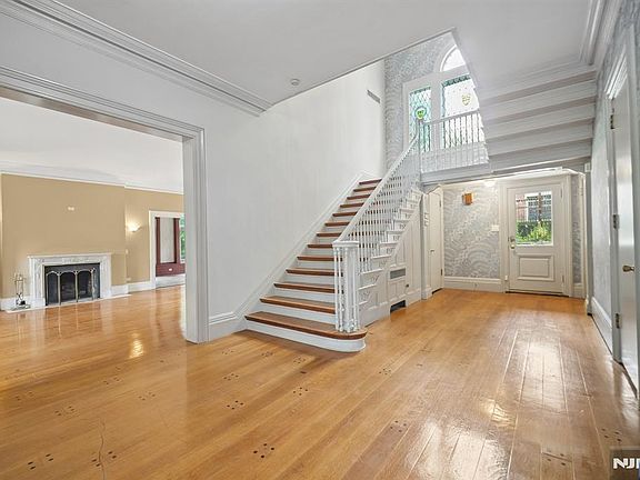 4th image of 241 Ridgewood Road