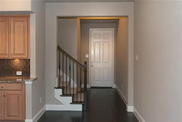 2572 Jackson Dr — Photo 3