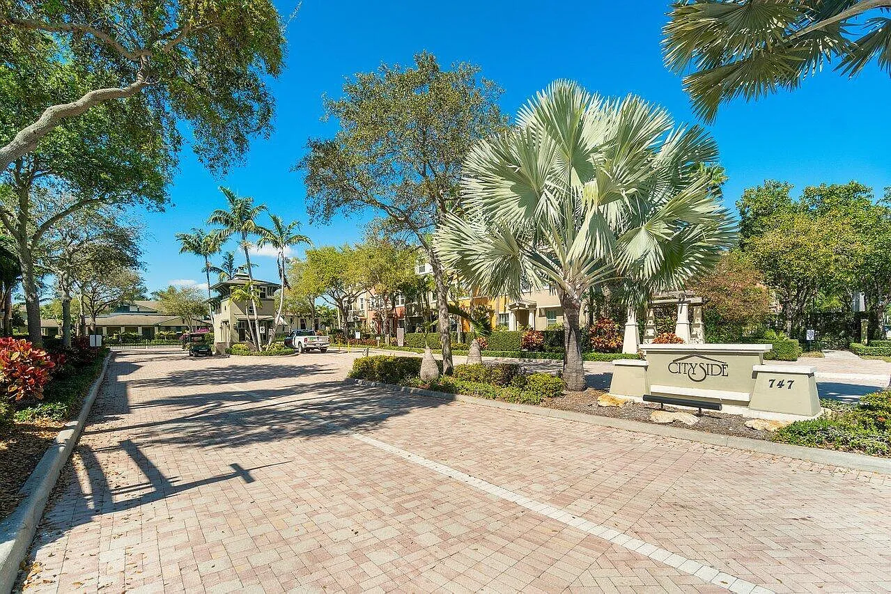 880 Millbrae Ct — Photo 4