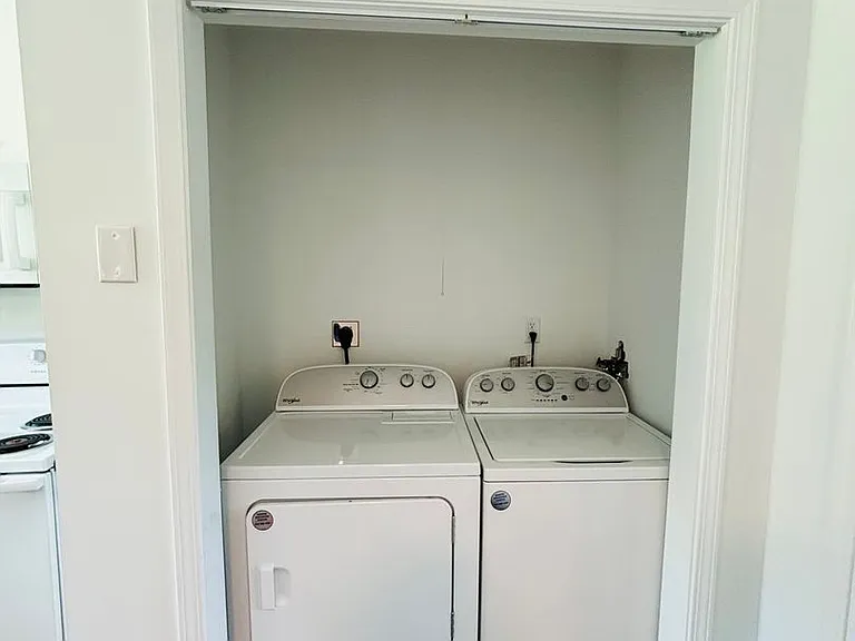 2 Bedroom, 1 Bath Apartment — Photo 33