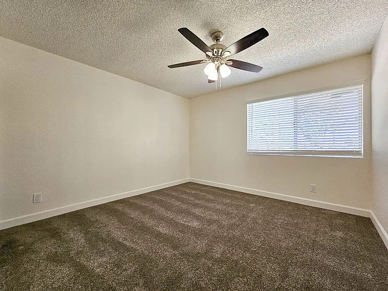 Raymond Ritz Apartments — Photo 28