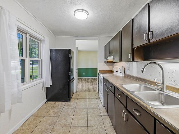 5th image of 140 Wisconsin St